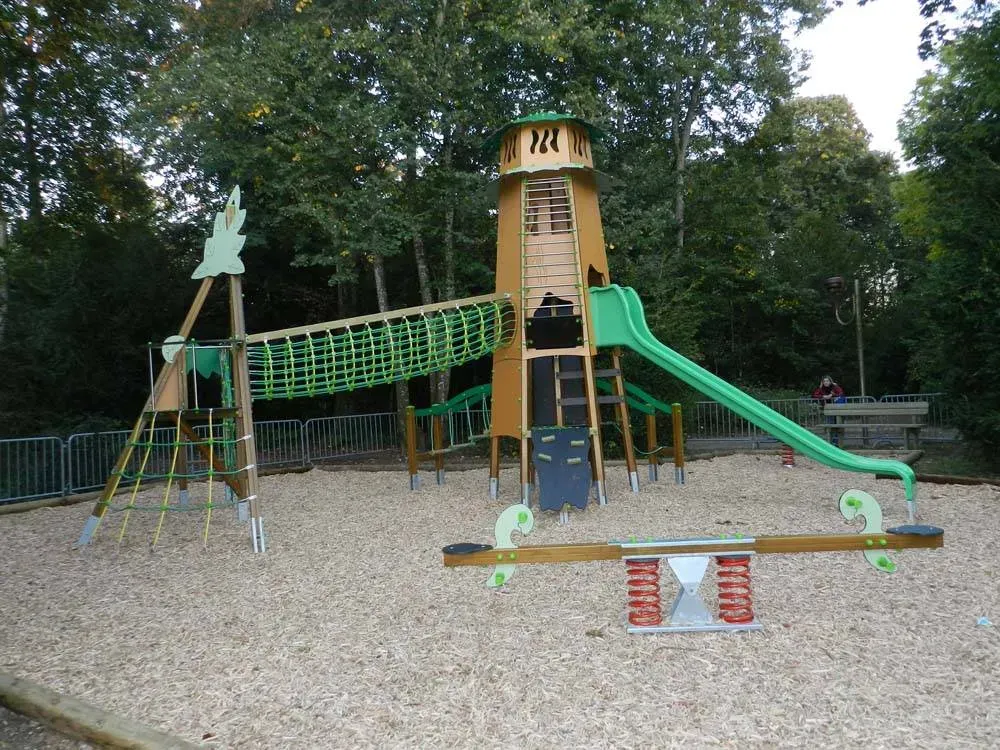 aire de jeux avec un toboggan
